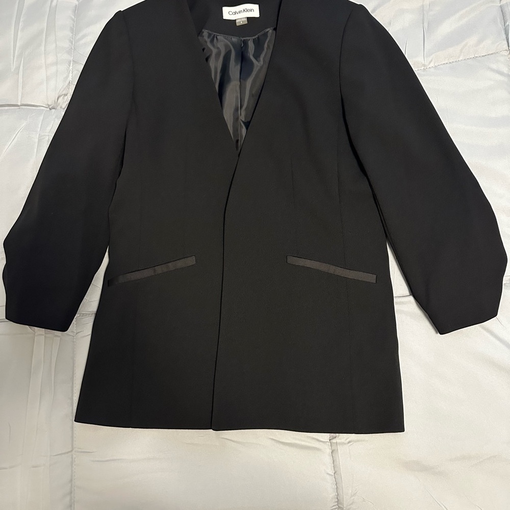 Black Callvin Klein suit for women.Size 8  in good condition condition.